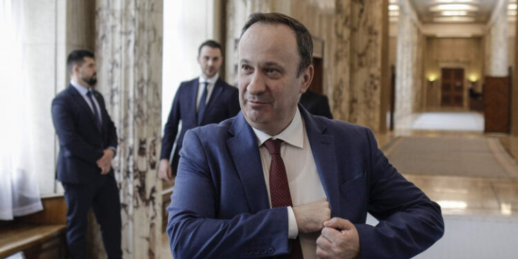 Adrian Câciu anunță tăieri masive în aparatul guvernamental! 450 din cei 900 de consilieri guvernamentali vor fi concediați! Ai lui răsuflă ușurați!