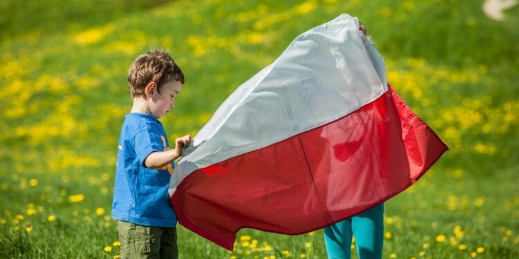 Polonia investește în oameni! Alocații de 200 de euro, față de 277 de lei la noi, medicamente gratuite, drumuri fără taxe!