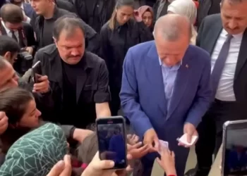 Erdogan, filmat în timp ce împărțea bani cash susținătorilor la o secție de vot!