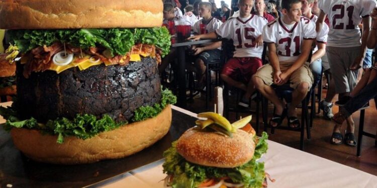 La Cluj se vinde cel mai scump hamburger! Costă peste 6.000 de dolari! „Cu icre de Beluga, cu Wagyu din Japonia…”