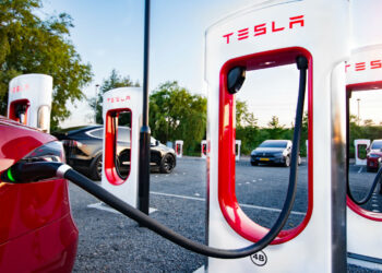 SUA va oferi subvenții de miliarde de dolari pentru staţiile de încărcare a vehiculelor electrice ce utilizează prize standard Tesla!