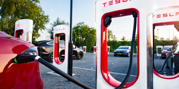 SUA va oferi subvenții de miliarde de dolari pentru staţiile de încărcare a vehiculelor electrice ce utilizează prize standard Tesla!