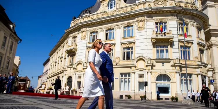 Iohannis și-a dublat prețurile la chirii, după ce a pierdut o casă în Sibiu. Câți bani face președintele din casele cumpărate „din meditații”?