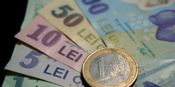 Leul s-a depreciat față de euro, dar a crescut comparativ cu dolarul american!