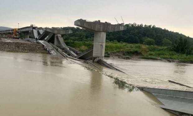 Încă un pod al României s-a prăbușit! Vântul i-a fost fatal!