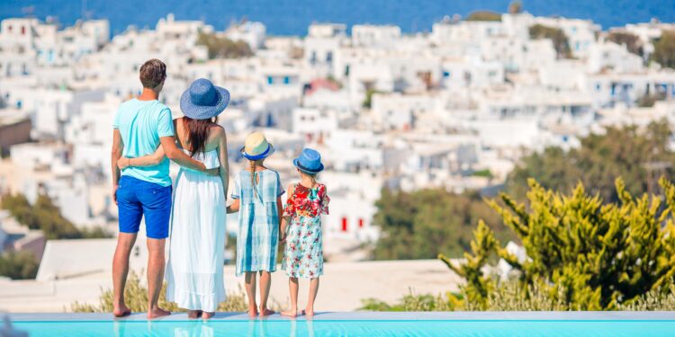 Vacanță ratată în Grecia pentru o familie de români: mucegai în camera de hotel și faianță spartă în baie!