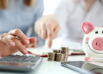 Bani albi pentru zile negre? Românii economisesc și fac mai puține credite!