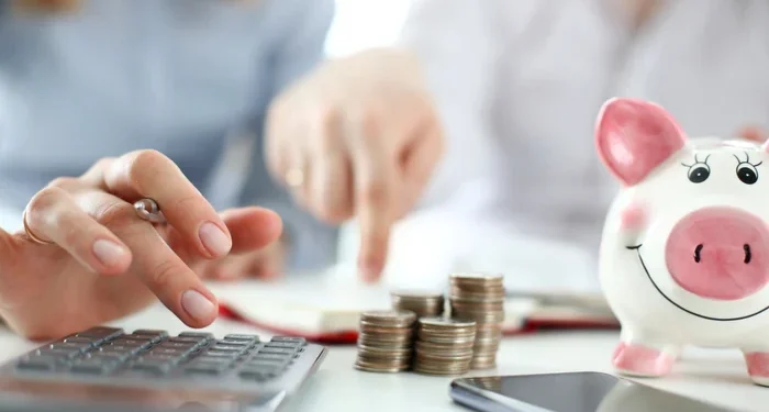 Bani albi pentru zile negre? Românii economisesc și fac mai puține credite!
