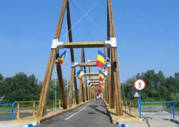 După 23 de ani de traversat Tisa pe un pod de lemn, România e aproape să construiască un alt pod.
