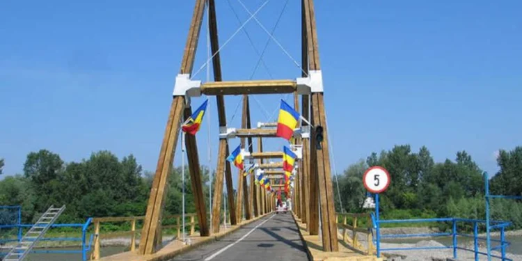 După 23 de ani de traversat Tisa pe un pod de lemn, România e aproape să construiască un alt pod.