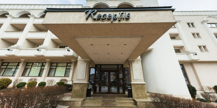 Intervenție de urgență la un hotel din Suceava! 11 elevi francezi au ajuns la spital!