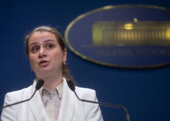 Ești corigent? Statul de premiază! 8500 de elevi cu medii peste 5 iau bursă de merit!