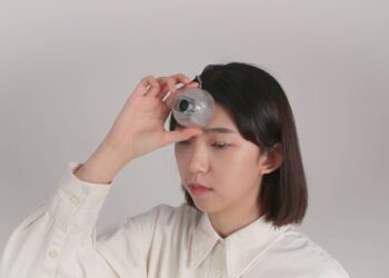 Tehnologie pentru prostie: s-a inventat ‘al treilea ochi’ pentru cei care nu-și pot lua ochii de la ecranul telefonului în timp ce merg pe stradă!