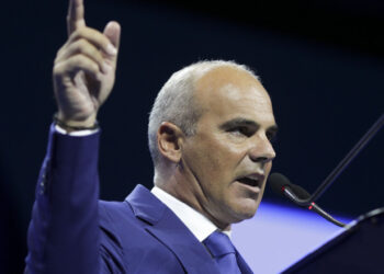 Rareș Bogdan mănâncă c… în Parlamentul European: Nehammer, Austria nu mai este imperiu!