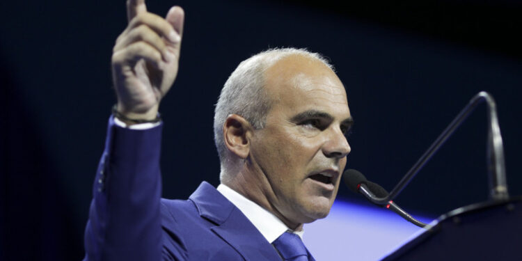 Rareș Bogdan mănâncă c… în Parlamentul European: Nehammer, Austria nu mai este imperiu!