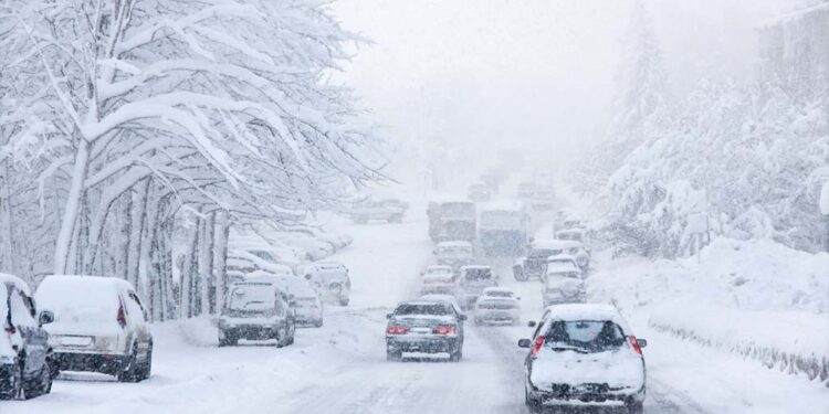 Județe fără curent electric, rețele căzute, drumuri închise, condiții meteo severe!