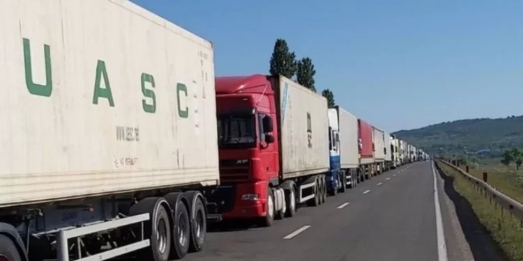 Ucraina și Polonia vor deschide luni un punct de frontieră special doar pentru camioane goale!