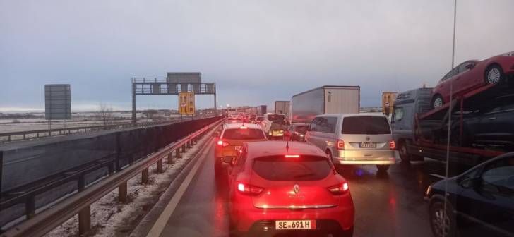 Nebunie la frontieră, în vestul țării. Peste două sute de mii de oameni au intrat în țară într-o singură zi