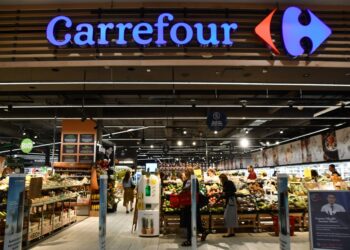 Carrefour se pregătește să facă o tranzacție uriașă: Va prelua peste 7.000 de magazine ale unui rival!