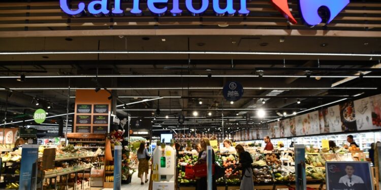 Carrefour se pregătește să facă o tranzacție uriașă: Va prelua peste 7.000 de magazine ale unui rival!
