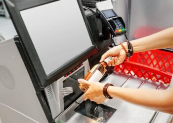 O treime dintre tinerii cumpărători au recunoscut că au furat în timp ce scanau produsele la self-checkout!