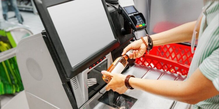 O treime dintre tinerii cumpărători au recunoscut că au furat în timp ce scanau produsele la self-checkout!
