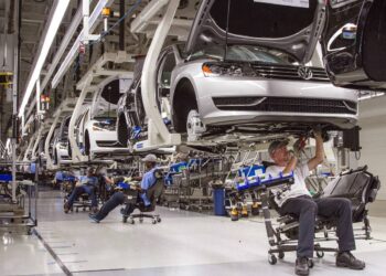 Motorul Europei s-a ‘gripat’! Industria auto, cea mai mare din Europa, se luptă pentru supraviețuire!