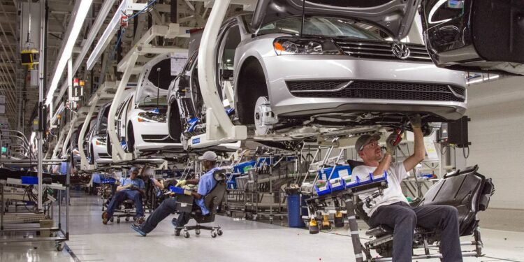 Motorul Europei s-a ‘gripat’! Industria auto, cea mai mare din Europa, se luptă pentru supraviețuire!