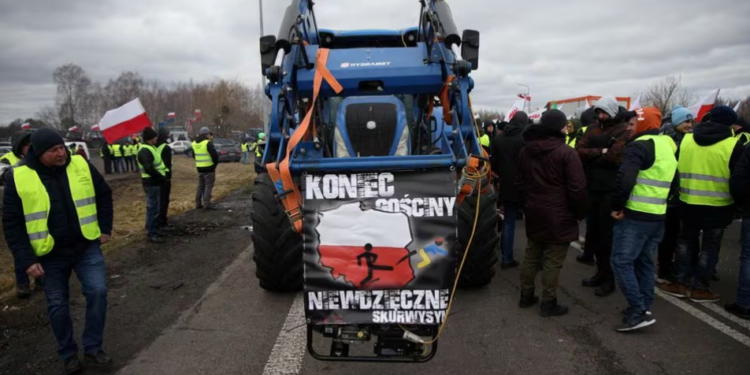 Fermierii polonezi blochează granița cu Ucraina în semn de protest împotriva importurilor ieftine