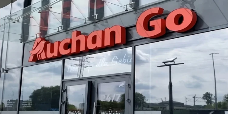 Auchan vrea să dea afară toți casierii! Tocmai au deschis primul magazin fără case de marcat!