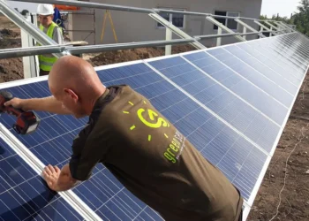 Se înfințează ghișee pentru anveloparea locuințelor și montarea de panouri solare!