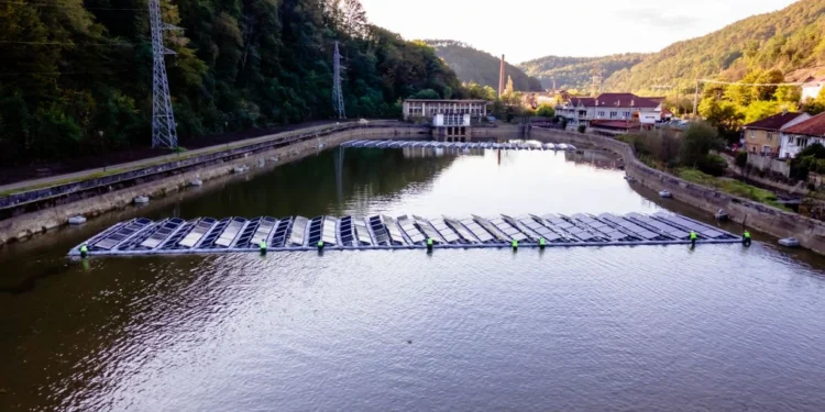 A fost pusă în funcțiune prima centrală fotovoltaică plutitoare din România