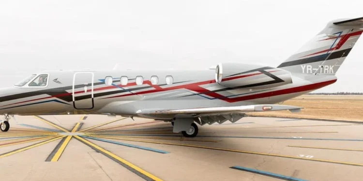 Câți bani face Toyo Aviation, firma care l-a transportat pe președintele Iohannis cu avioane de lux?