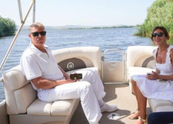 Iohannis vrea un palat de milioane de euro gratuit, deși are datorii la stat