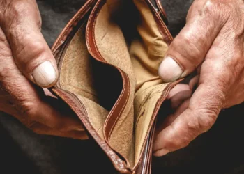 Europenii, nevoiți să renunțe la mâncare ca să-și plătească ratele