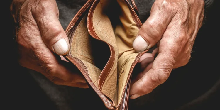 Europenii, nevoiți să renunțe la mâncare ca să-și plătească ratele
