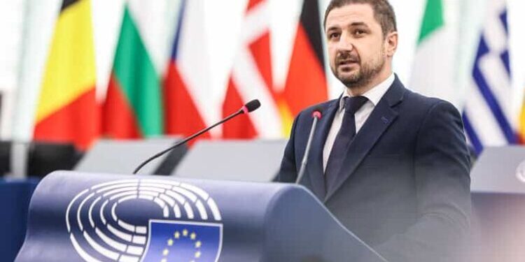 Adrian Axinia: România este în prag de revoluție. Slugile sistemului vor anularea votului
