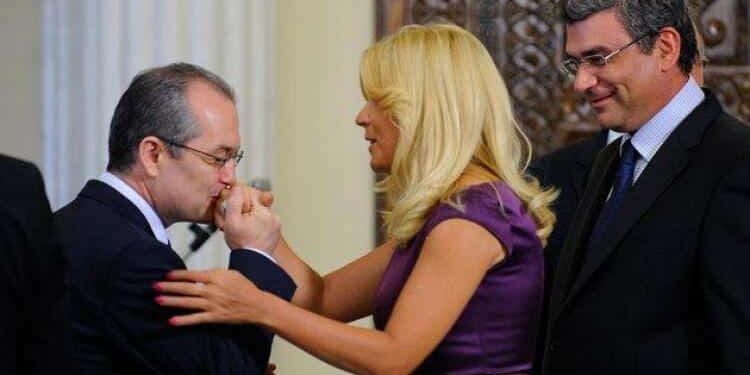 Boc, premierul gropar ce a tăiat pensiile și salariile, ne cere să îl votăm pe  prostălăul de Ciucă