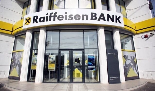 Anchetă de amploare la Raiffeisen Bank! Banca a fost amendată după ce mai mulți clienți s-au trezit cu bani retrași
