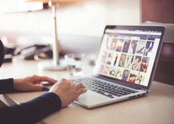 Pentru ce au folosit europenii internetul în anul 2024?