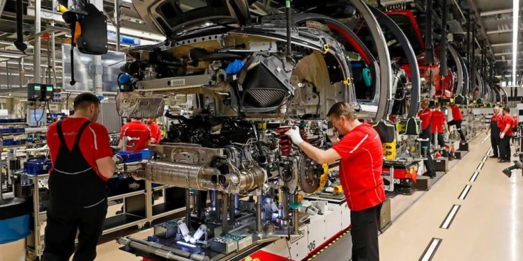 Peste o treime dintre companiile germane vor face restructurări în 2025