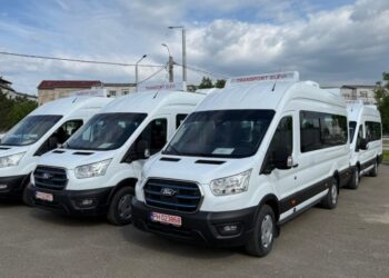 CJ Vaslui a achiziționat mai multe microbuze electrice pentru transportul şcolarilor