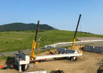 Autostrada A1 Sibiu – Pitești: A început montarea primelor grinzi pe lotul 2!
