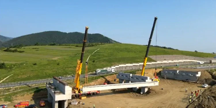 Autostrada A1 Sibiu – Pitești: A început montarea primelor grinzi pe lotul 2!