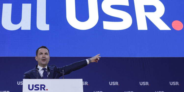 USR vrea ca toți română să plătească cel puțin 100 de lei la sănătate, și pe fiecare pensie. Ce biruri vor mai pune?