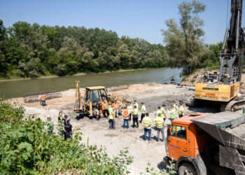 Autorități din România și Republica Moldova au inspectat lucrările la Podul de Flori și au discutat noi proiecte de infrastructură peste Prut          Ask ChatGPT