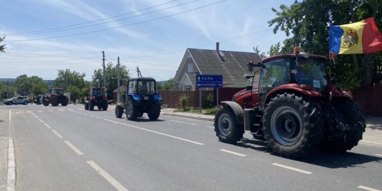 România dă motorină gratis, mii de tone fermierilor din Republica Moldova, în timp ce fermierii români aproape că sunt în faliment