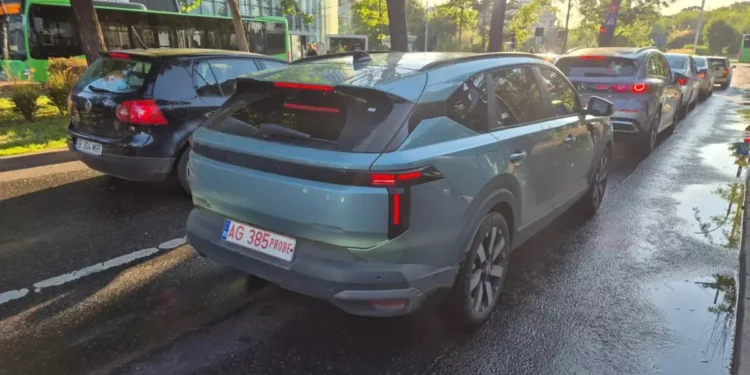 Noul model Dacia stârnește discuții înainte de lansare: Striker, văzută în teste în România