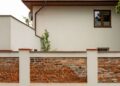 Capac sau capitel? Cum se finalizează corect partea superioară a unui stâlp de gard