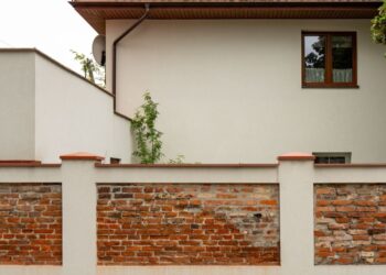 Capac sau capitel? Cum se finalizează corect partea superioară a unui stâlp de gard